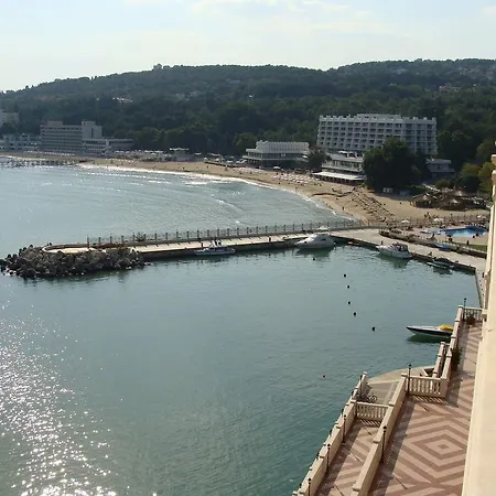 In Port Palace * Άγιος Κωνσταντίνος και Ελένη
