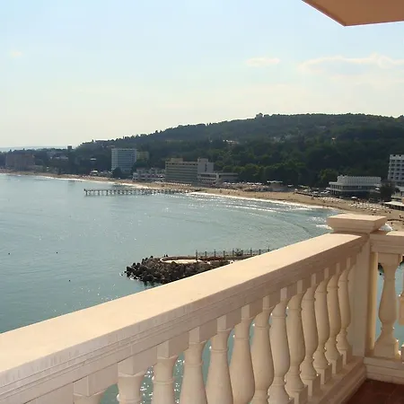 In Port Palace * Άγιος Κωνσταντίνος και Ελένη