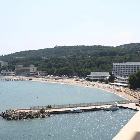 In Port Palace סנט קונסטנטין והלנה